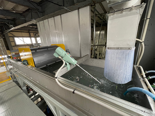 水槽式比重選別機（ペットボトルとそれ以外に選別）